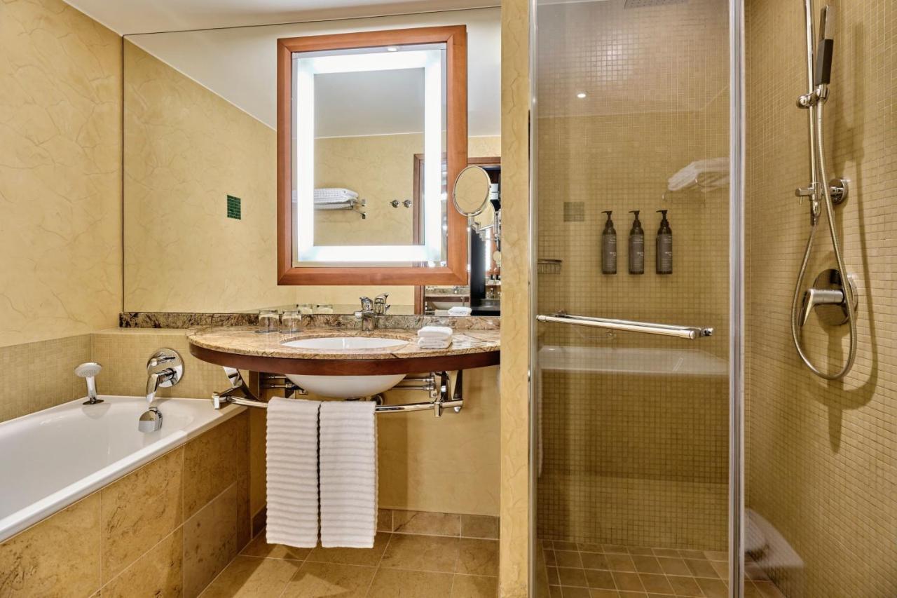 Apartament typu Executive Suite z 1 sypialnią z łóżkiem typu king-size i widokiem na miasto